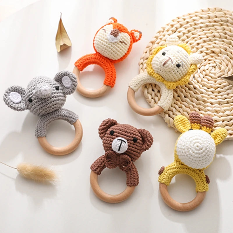 Baby Beißring & Rassel aus Holz – Häkeltiermotiv, BPA-frei Spieldorf